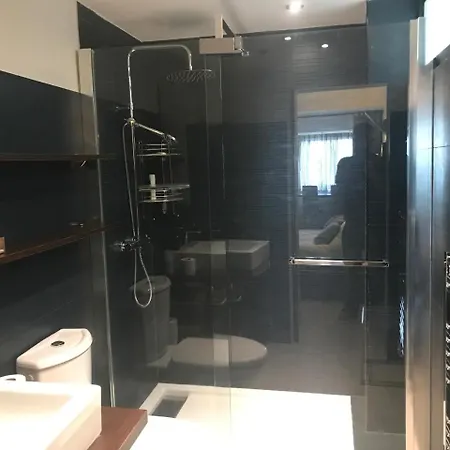 Sleeps 2 Air Con Wifi