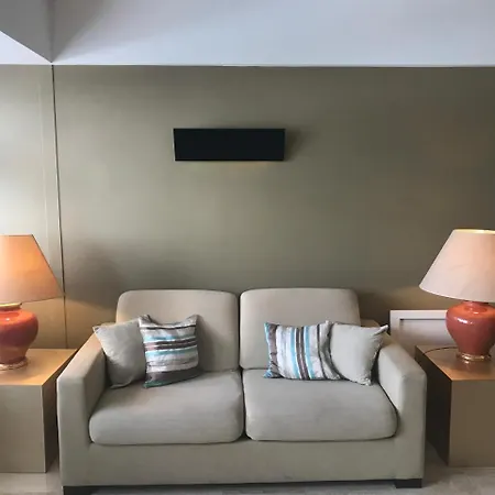 Sleeps 2 Air Con Wifi 戛纳