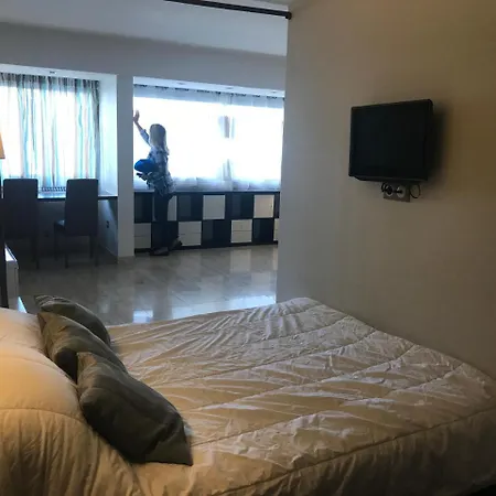 公寓 Sleeps 2 Air Con Wifi 戛纳