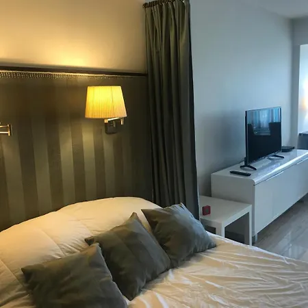 Sleeps 2 Air Con Wifi * 戛纳